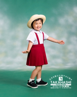 ほっぺに両手おいて、こんな愛嬌のあるポーズをとってくれました。 4月から幼稚園に入園。 ほっぺに両手おいて 2