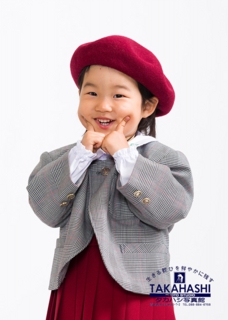 ほっぺに両手おいて、こんな愛嬌のあるポーズをとってくれました。 4月から幼稚園に入園。 ほっぺに両手おいて 3